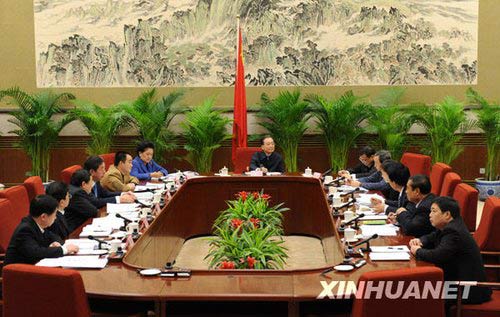 这是1月15日,温家宝主持召开职业教育座谈会。1月11日至2月6日,国务院总理温家宝在北京中南海先后主持召开五次座谈会,就正在制定的《国家中长期教育改革和发展规划纲要》听取社会各界人士的意见和建议。新华社记者黄敬文摄